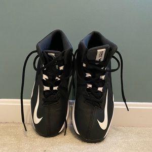 NIKE Airmax Boys Basketball Shoes